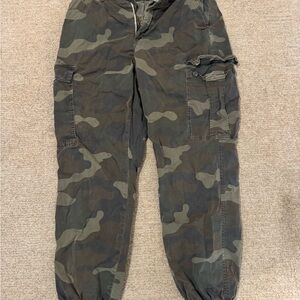 American Eagle Outfitters Green Camouflage Cargo Pants
